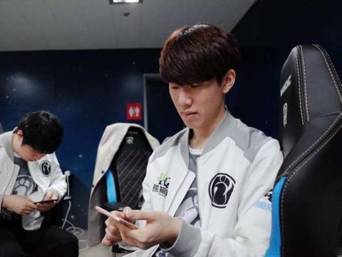 兄弟水晶谈论了 LPL 的现状：现在真的很难取得成绩。选手、教练和管理层必须优秀！