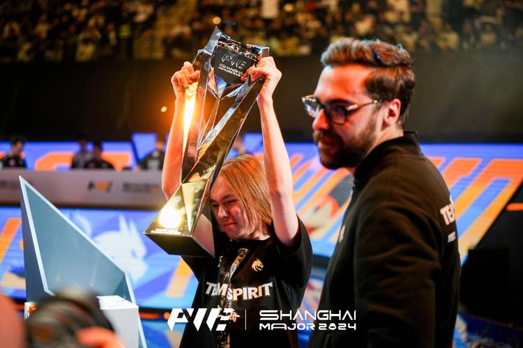 LPL选手公布iG全神班2025定妆照：登峰造极，再赴極境再登山